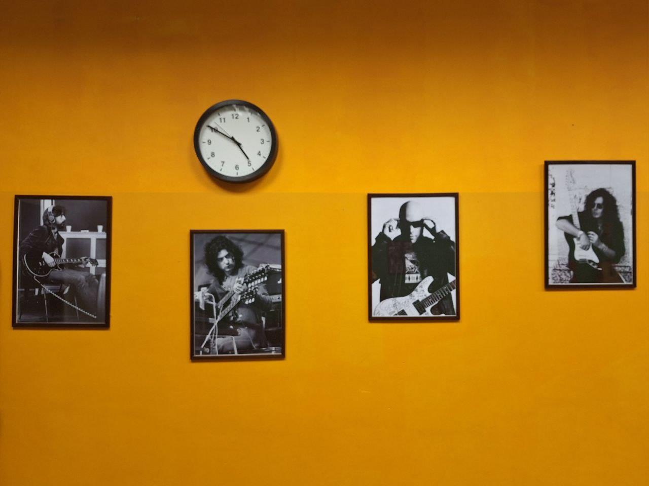 портреты гитаристов на стене